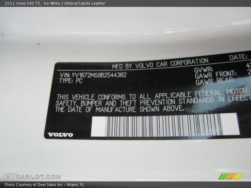 Ice White / Umbra/Calcite Leather 2011 Volvo S40 T5