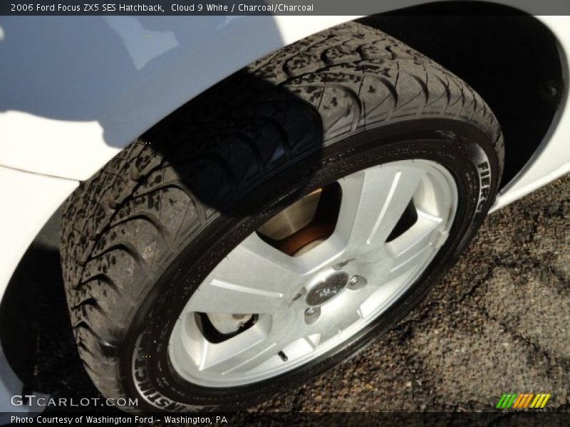 Cloud 9 White / Charcoal/Charcoal 2006 Ford Focus ZX5 SES Hatchback