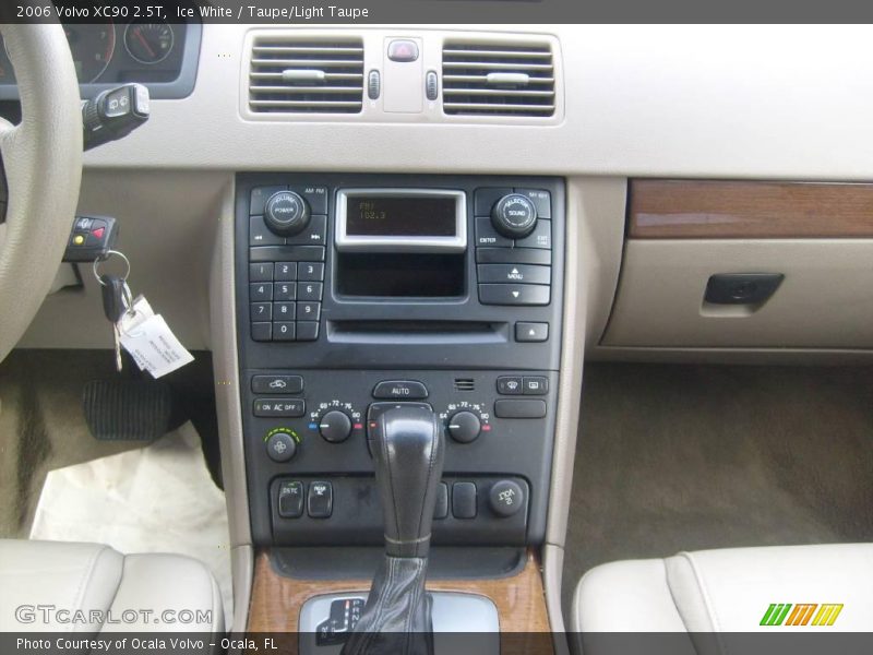 Ice White / Taupe/Light Taupe 2006 Volvo XC90 2.5T