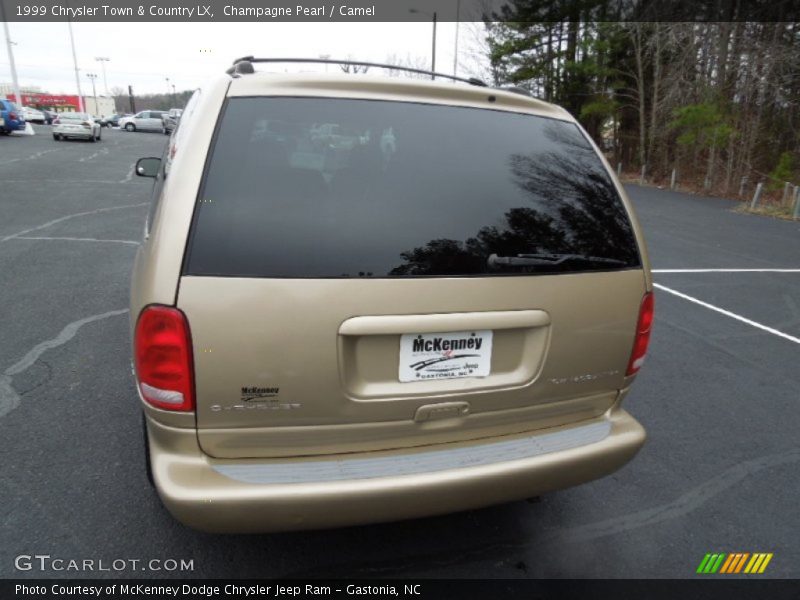 Champagne Pearl / Camel 1999 Chrysler Town & Country LX