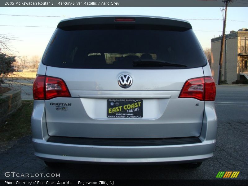 Mercury Sliver Metallic / Aero Grey 2009 Volkswagen Routan S