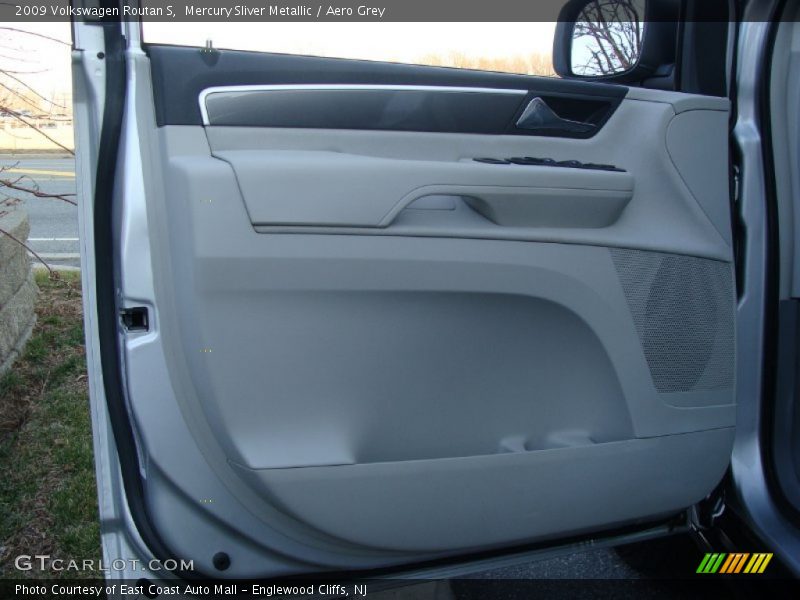 Mercury Sliver Metallic / Aero Grey 2009 Volkswagen Routan S