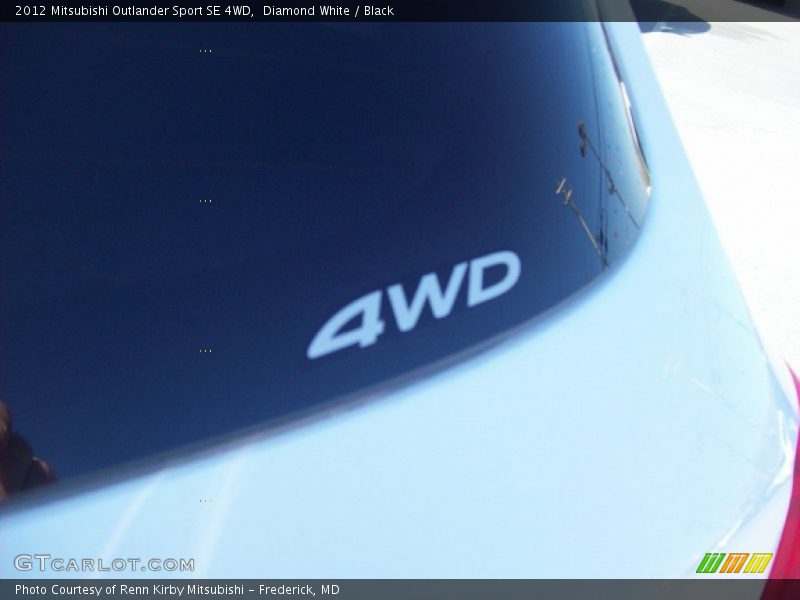 Diamond White / Black 2012 Mitsubishi Outlander Sport SE 4WD