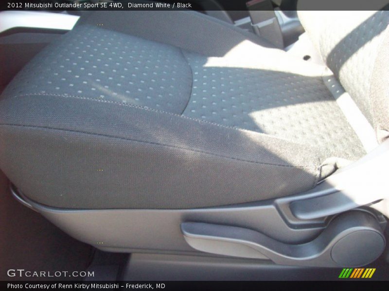 Diamond White / Black 2012 Mitsubishi Outlander Sport SE 4WD