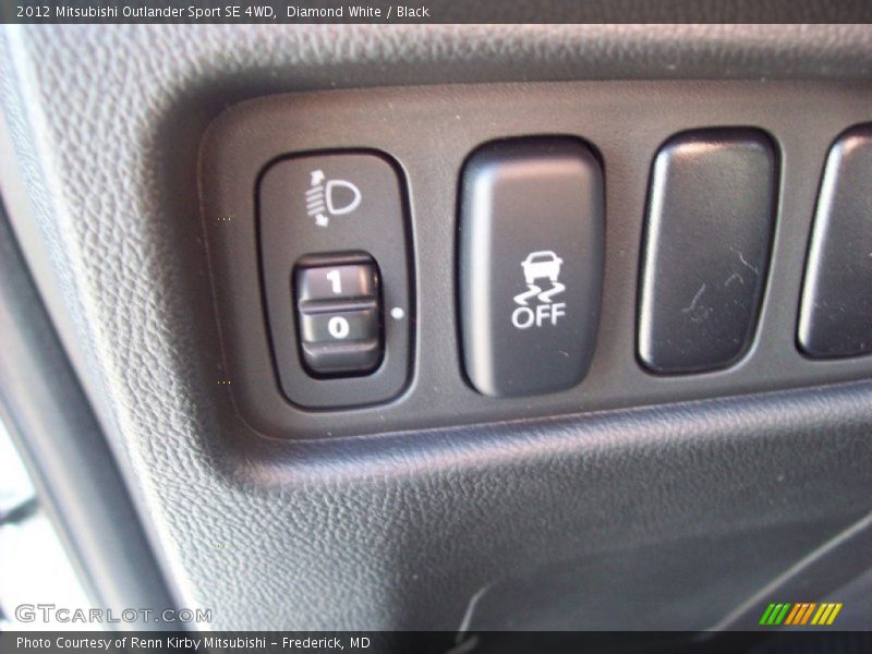 Diamond White / Black 2012 Mitsubishi Outlander Sport SE 4WD
