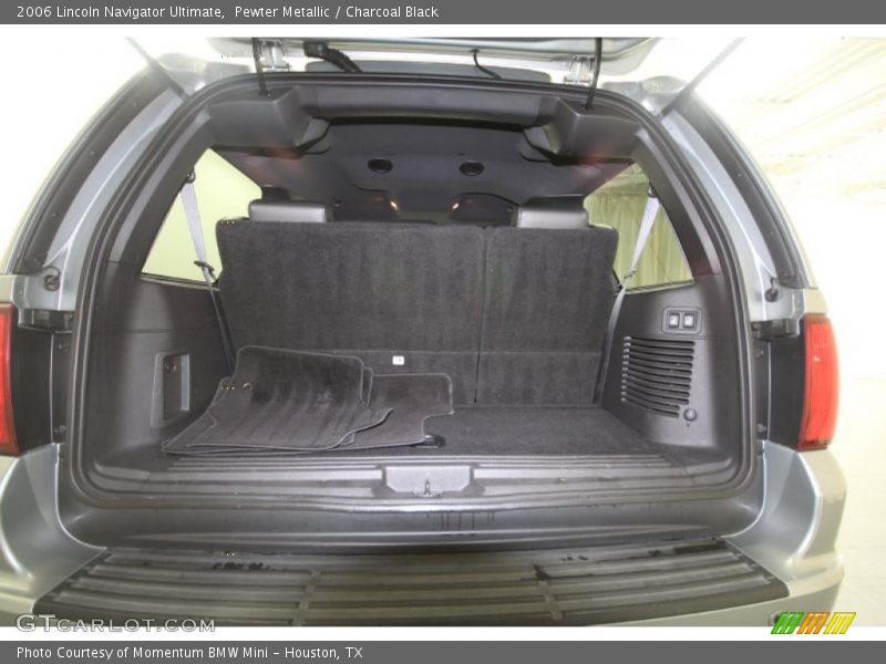  2006 Navigator Ultimate Trunk