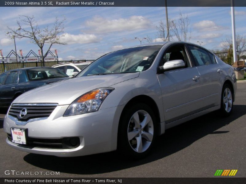 Radiant Silver Metallic / Charcoal 2009 Nissan Altima 3.5 SE