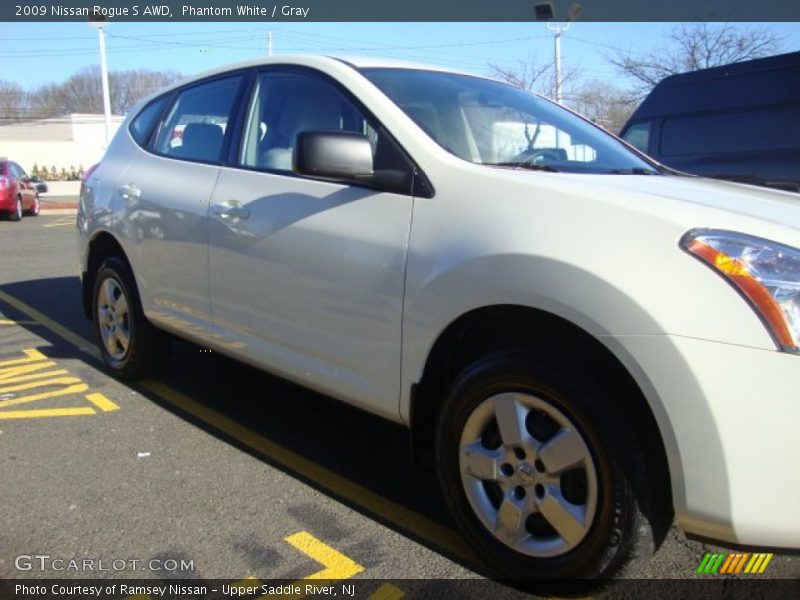 Phantom White / Gray 2009 Nissan Rogue S AWD