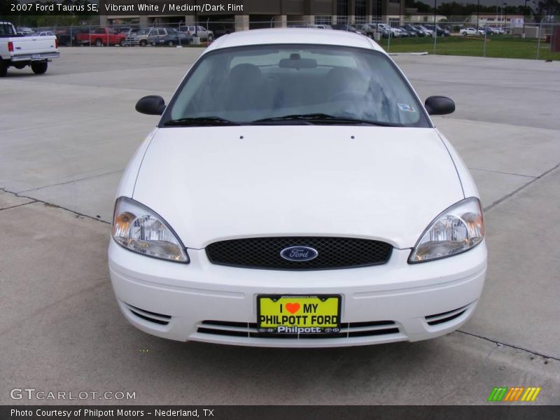 Vibrant White / Medium/Dark Flint 2007 Ford Taurus SE