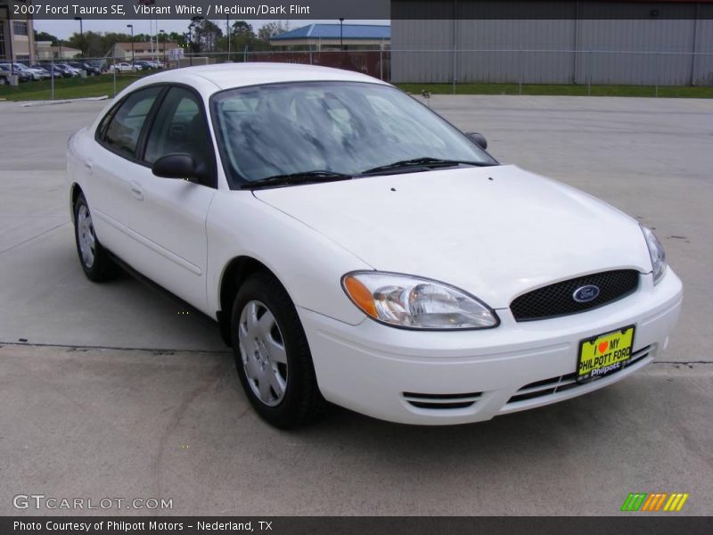 Vibrant White / Medium/Dark Flint 2007 Ford Taurus SE