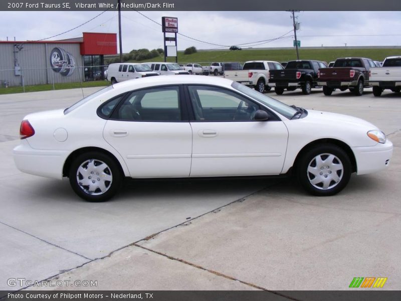 Vibrant White / Medium/Dark Flint 2007 Ford Taurus SE