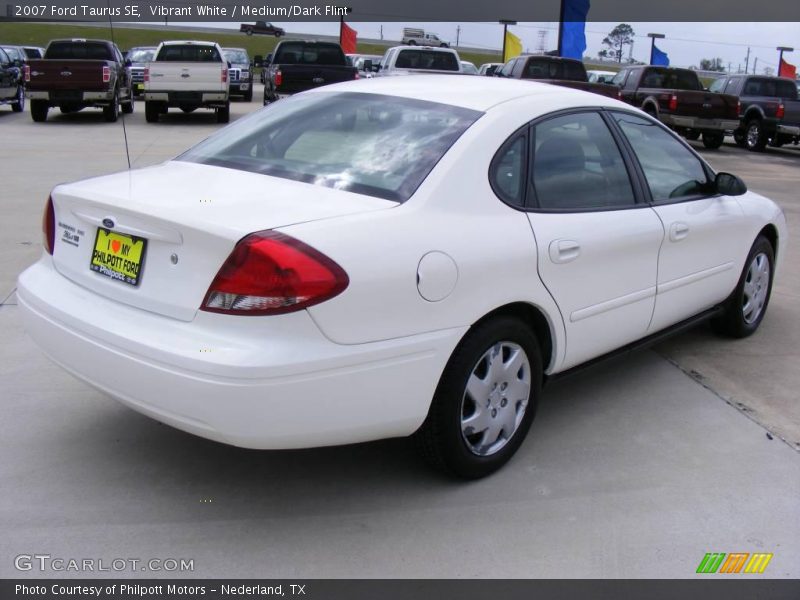 Vibrant White / Medium/Dark Flint 2007 Ford Taurus SE