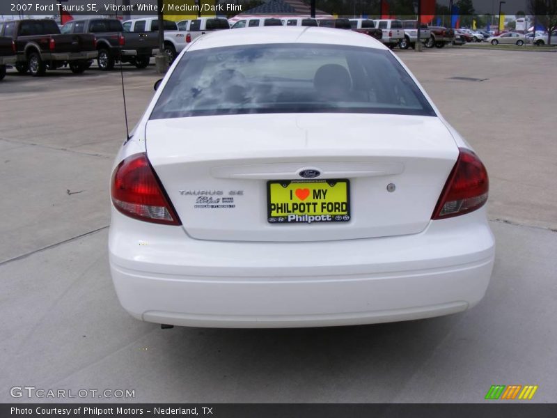 Vibrant White / Medium/Dark Flint 2007 Ford Taurus SE