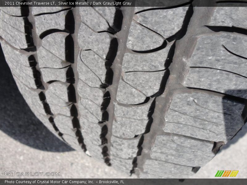 Silver Ice Metallic / Dark Gray/Light Gray 2011 Chevrolet Traverse LT