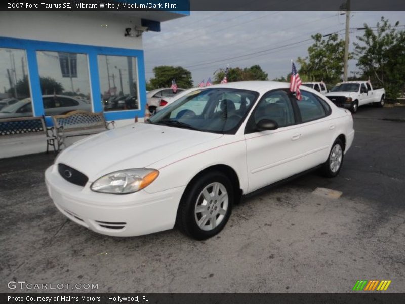 Vibrant White / Medium/Dark Flint 2007 Ford Taurus SE