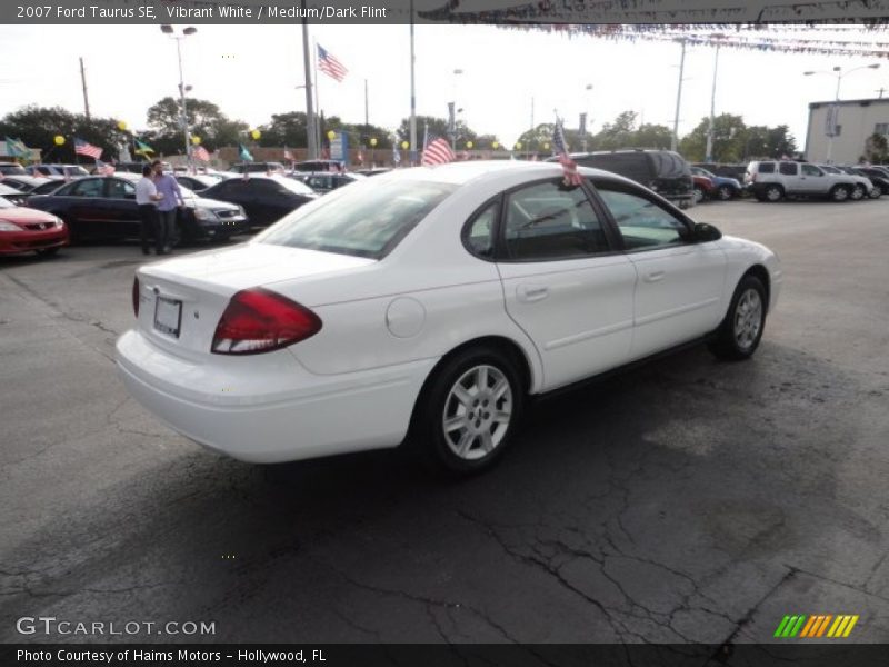 Vibrant White / Medium/Dark Flint 2007 Ford Taurus SE