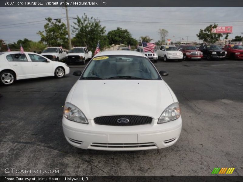 Vibrant White / Medium/Dark Flint 2007 Ford Taurus SE