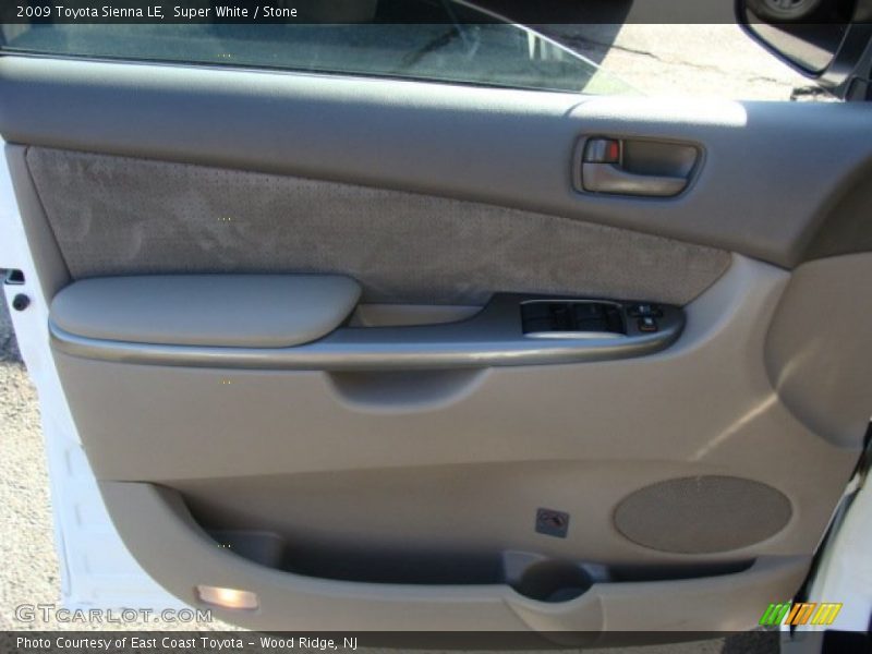 Super White / Stone 2009 Toyota Sienna LE