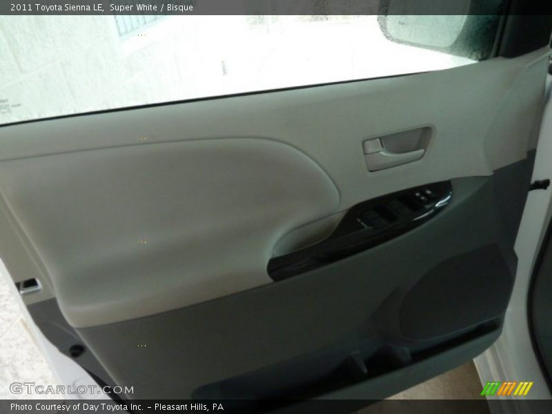Super White / Bisque 2011 Toyota Sienna LE