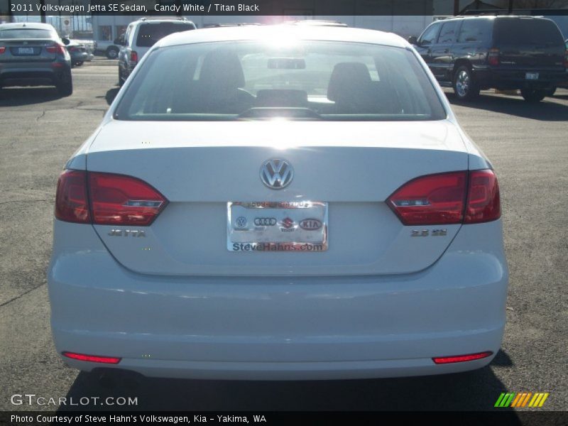 Candy White / Titan Black 2011 Volkswagen Jetta SE Sedan