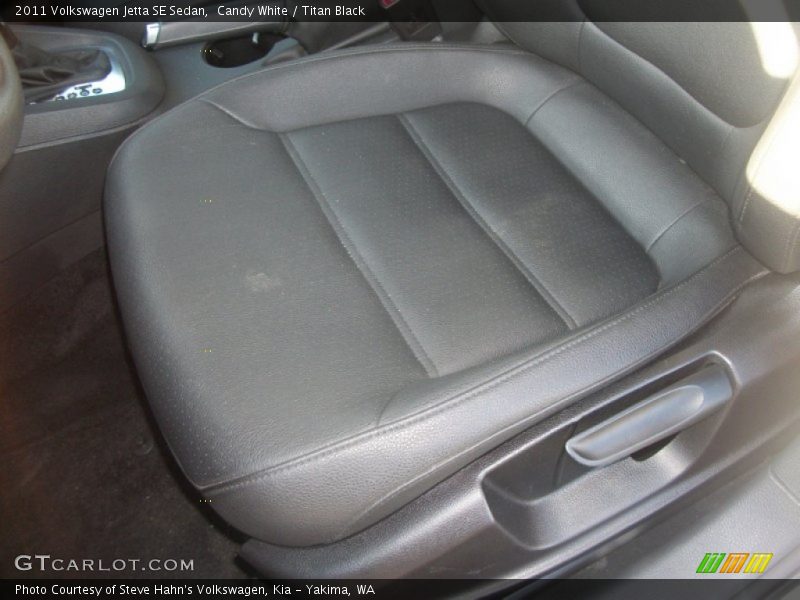 Candy White / Titan Black 2011 Volkswagen Jetta SE Sedan