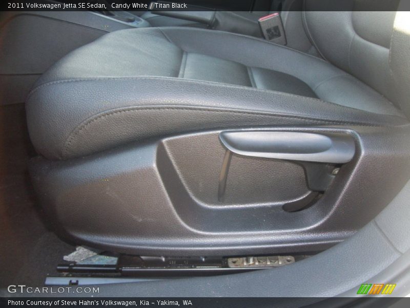 Candy White / Titan Black 2011 Volkswagen Jetta SE Sedan