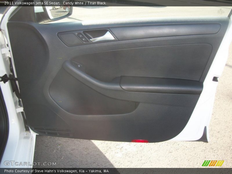 Candy White / Titan Black 2011 Volkswagen Jetta SE Sedan