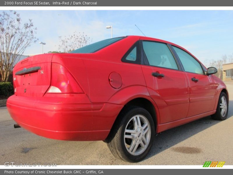 Infra-Red / Dark Charcoal 2000 Ford Focus SE Sedan