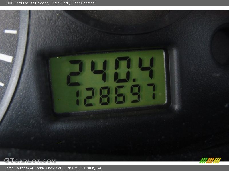 Infra-Red / Dark Charcoal 2000 Ford Focus SE Sedan