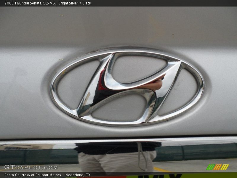 Bright Silver / Black 2005 Hyundai Sonata GLS V6