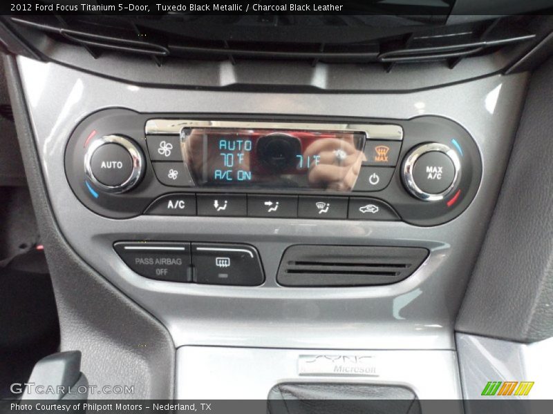Tuxedo Black Metallic / Charcoal Black Leather 2012 Ford Focus Titanium 5-Door