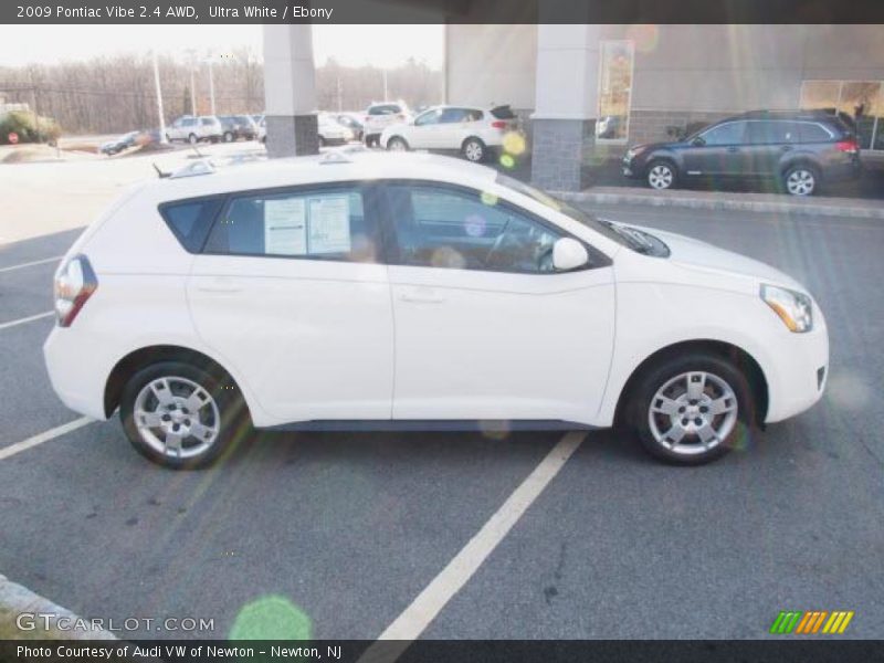 Ultra White / Ebony 2009 Pontiac Vibe 2.4 AWD