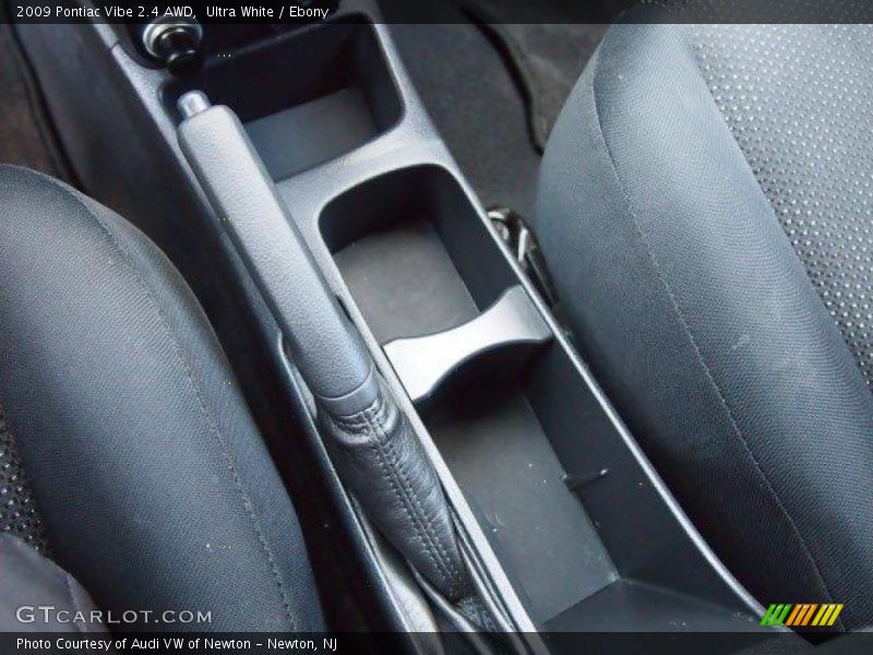 Ultra White / Ebony 2009 Pontiac Vibe 2.4 AWD