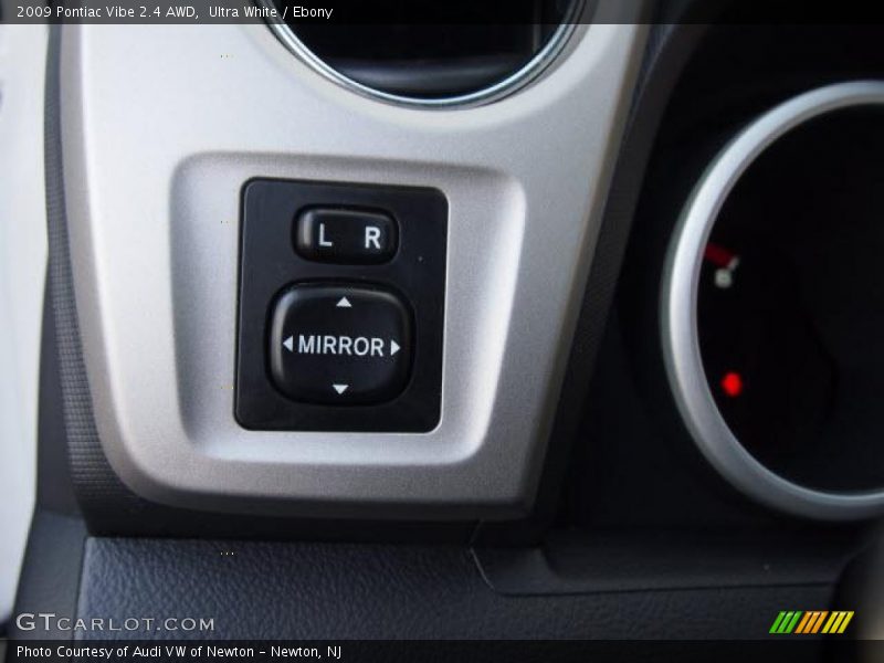 Ultra White / Ebony 2009 Pontiac Vibe 2.4 AWD