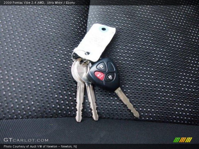 Ultra White / Ebony 2009 Pontiac Vibe 2.4 AWD