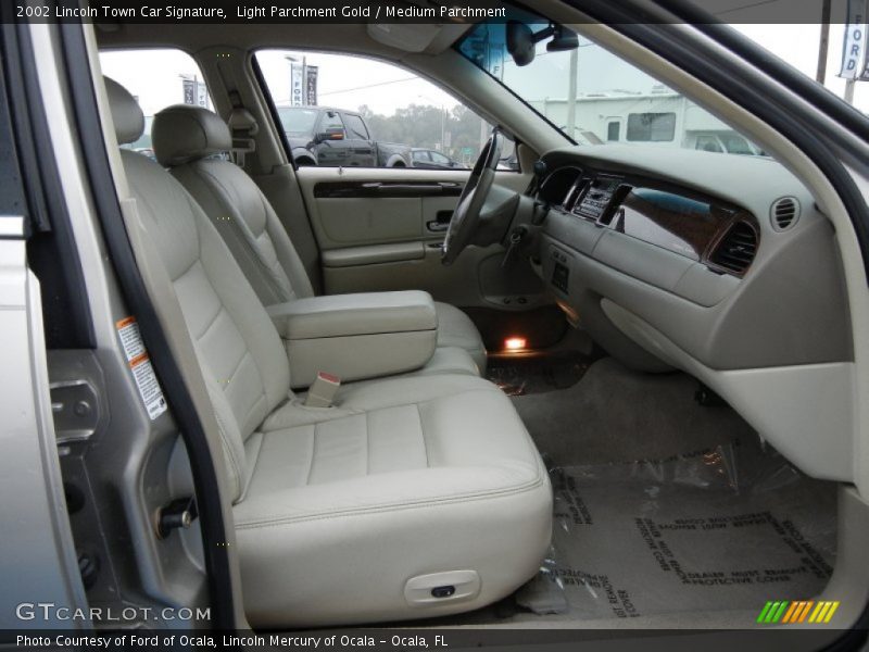 Light Parchment Gold / Medium Parchment 2002 Lincoln Town Car Signature