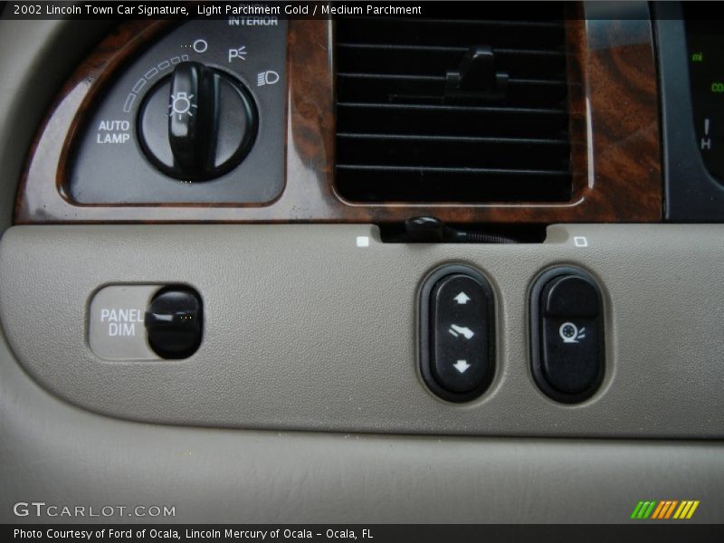 Light Parchment Gold / Medium Parchment 2002 Lincoln Town Car Signature