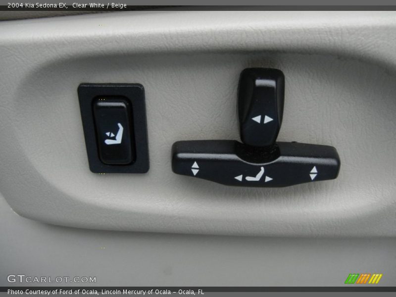Clear White / Beige 2004 Kia Sedona EX
