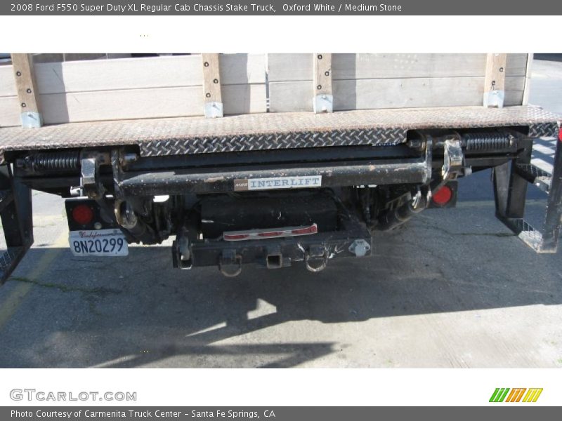 Oxford White / Medium Stone 2008 Ford F550 Super Duty XL Regular Cab Chassis Stake Truck