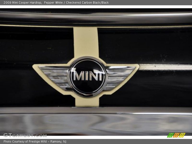Pepper White / Checkered Carbon Black/Black 2009 Mini Cooper Hardtop