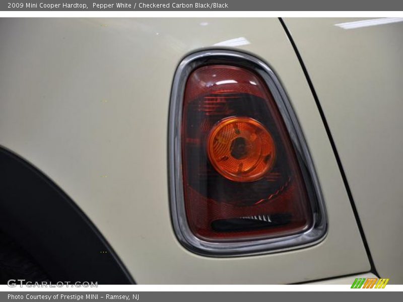Pepper White / Checkered Carbon Black/Black 2009 Mini Cooper Hardtop