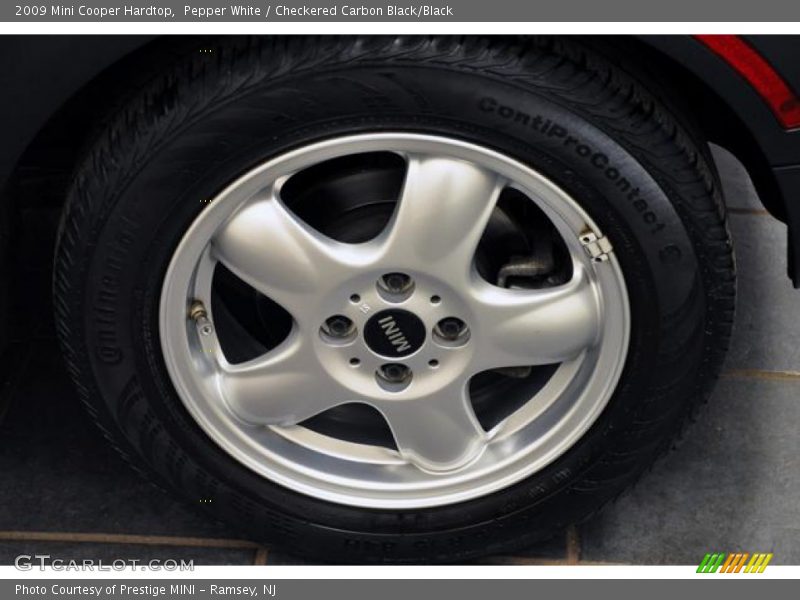 Pepper White / Checkered Carbon Black/Black 2009 Mini Cooper Hardtop