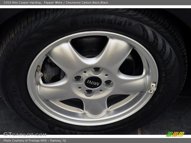 Pepper White / Checkered Carbon Black/Black 2009 Mini Cooper Hardtop
