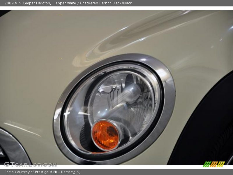 Pepper White / Checkered Carbon Black/Black 2009 Mini Cooper Hardtop