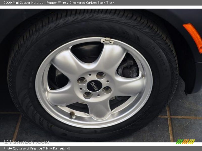 Pepper White / Checkered Carbon Black/Black 2009 Mini Cooper Hardtop