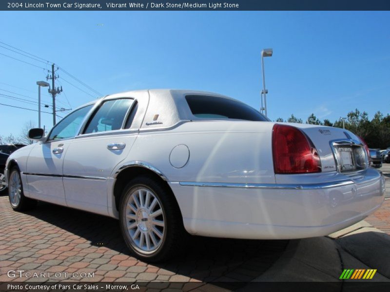 Vibrant White / Dark Stone/Medium Light Stone 2004 Lincoln Town Car Signature