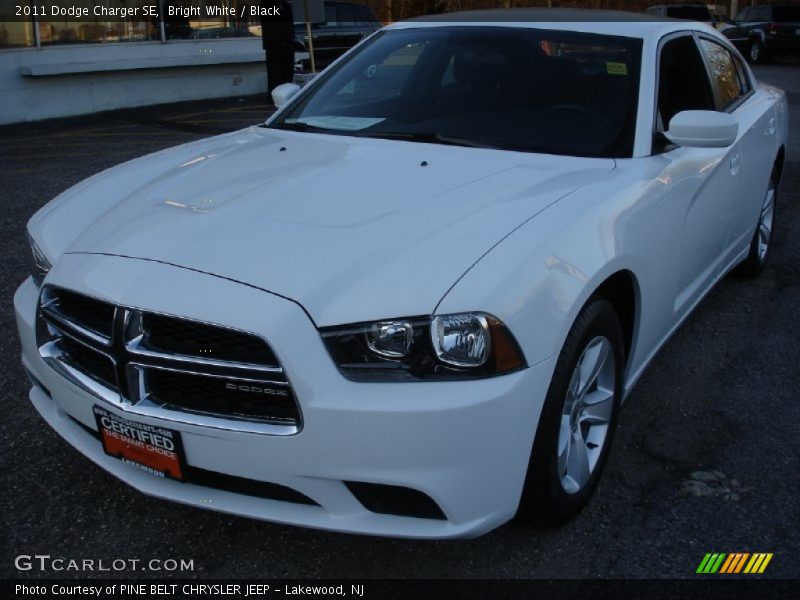 Bright White / Black 2011 Dodge Charger SE
