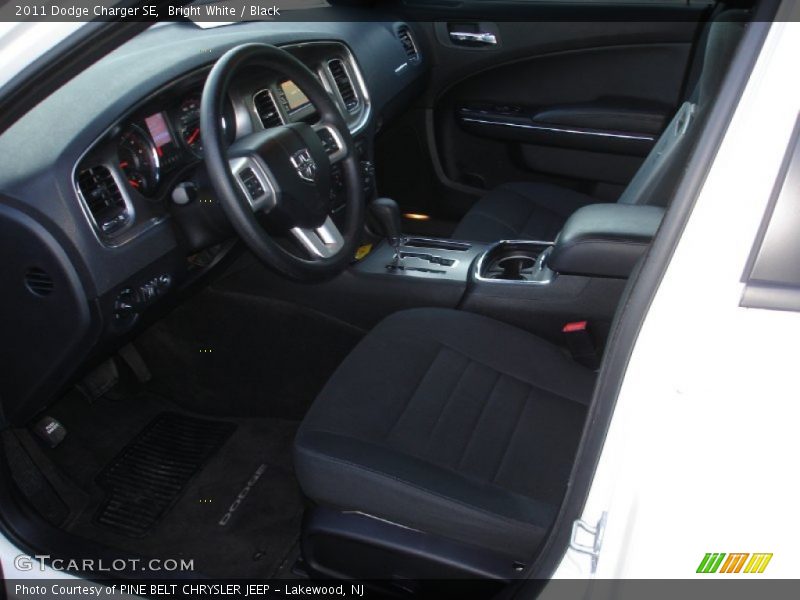 Bright White / Black 2011 Dodge Charger SE
