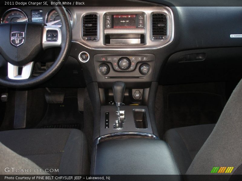Bright White / Black 2011 Dodge Charger SE