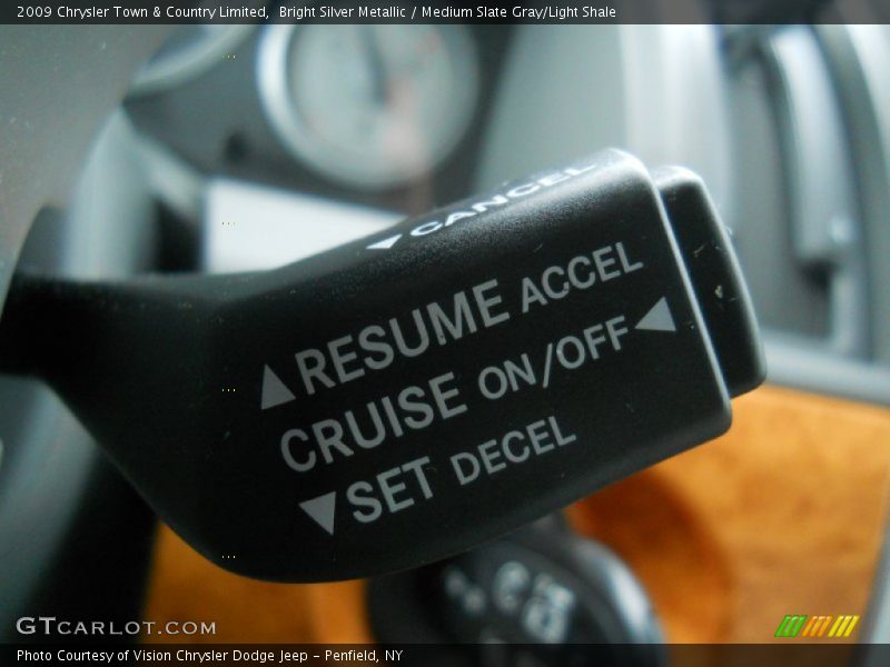 Bright Silver Metallic / Medium Slate Gray/Light Shale 2009 Chrysler Town & Country Limited